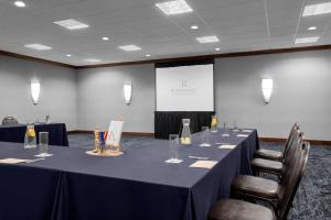 uma sala de reuniões com uma longa mesa com copos de vinho em Renaissance Indianapolis North Hotel em Carmel