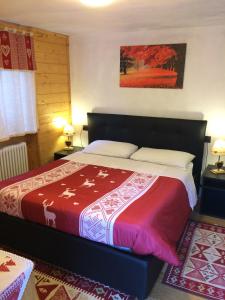 1 dormitorio con 1 cama grande en una habitación en B&B Gressoney, en Gressoney-la-Trinité