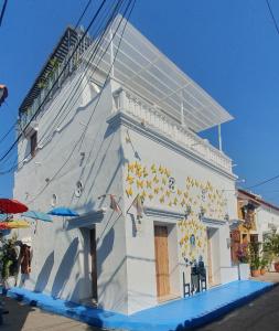 een gebouw met sterren erop geschilderd bij Casa Evelyn in Cartagena