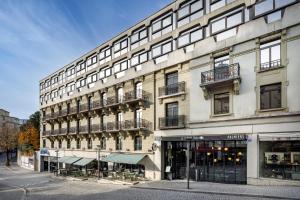 ein großes Gebäude mit Balkon auf einer Straße in der Unterkunft Palmiers by Fassbind in Lausanne