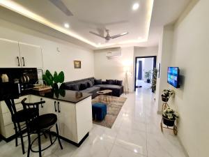 TV at/o entertainment center sa 1 Bed Modern Apartment, Pool, Gym, Cinema