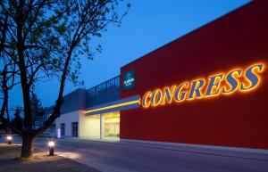 un edificio con un cartel que lee el congreso en Clarion Congress Hotel Ostrava, en Ostrava