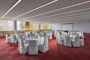 un salón de banquetes con mesas blancas y sillas blancas en Clarion Congress Hotel Ostrava, en Ostrava