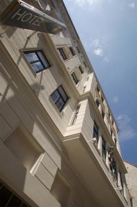 a building with a balcony on the side of it at Hotel Zipser in Vienna