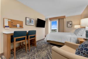 โทรทัศน์และ/หรือระบบความบันเทิงของ Candlewood Suites Collingwood, an IHG Hotel