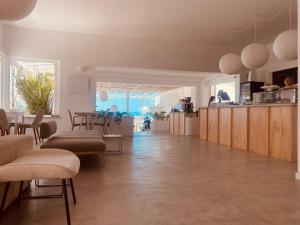 uma sala de estar com uma cozinha e uma sala de jantar em Vitaminas - Casa de Playa y Café em Punta del Este