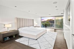 Krevet ili kreveti u jedinici u objektu Hollywood Hills Luxury Modern Home with Pool & Sunset views