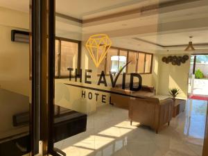 Un certificado, premio, cartel u otro documento en The Avid Hotel