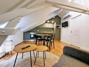 Televizors / izklaižu centrs naktsmītnē Appartement Premium dans une belle demeure - Hyper centre-ville de Reims