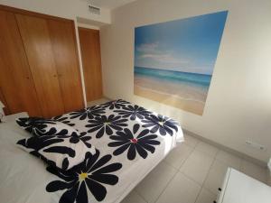 カンブリルスにあるCambrils Blau Residencial Team019 Españaのベッドルーム1室(ビーチの写真を撮影した白黒のベッド1台付)