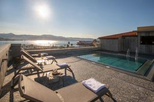 アジャクシオにあるibis Styles Ajaccio Napoleonの水辺の景色を望む屋上スイミングプール