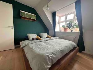 - une chambre dotée d'un lit avec deux ours en peluche dans l'établissement Penthouse: Copenhagen delight, à Copenhague