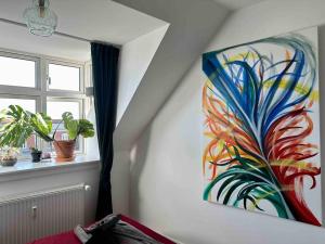 une peinture d'un paon sur un mur à côté d'une fenêtre dans l'établissement Penthouse: Copenhagen delight, à Copenhague