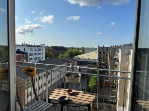 d'un balcon avec une table et une vue sur la ville. dans l'établissement Penthouse: Copenhagen delight, à Copenhague