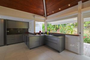 Una cocina o kitchenette en Magnifique villa rénovée neuve à Orient Bay