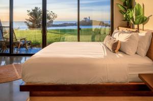 um quarto com uma cama grande e uma janela grande em ViewPoint Hotel em York