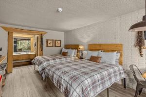 Llit o llits en una habitació de Stonegate Lodge 2 Queen Beds Fast WiFi 50in TV Salt Water Pool Room # 305