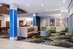 אזור ישיבה ב-Holiday Inn Express & Suites - Colorado Springs South I-25, an IHG Hotel