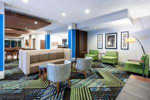 אזור ישיבה ב-Holiday Inn Express & Suites - Colorado Springs South I-25, an IHG Hotel