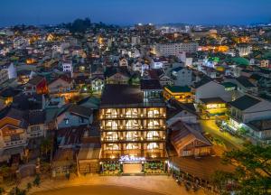 Una vista general de Da Lat o una vista desde la ciudad tomada desde el hotel