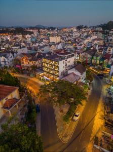 Una vista general de Da Lat o una vista desde la ciudad tomada desde el hotel