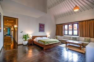 una camera con letto e un soggiorno di Melo Suites Hotel a Seminyak