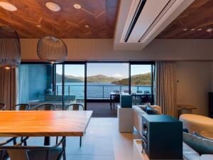 sala de estar con vistas al agua en Rakuten STAY FUJIMI TERRACE Hakone Ashinoko, en Hakone