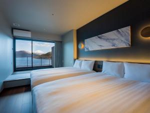 1 dormitorio con 2 camas y ventana grande en Rakuten STAY FUJIMI TERRACE Hakone Ashinoko, en Hakone