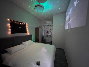 R8 Hotel-style Room With Projector #1min Walk to Ksl City Mall में एक कमरे में एक या कई बेड