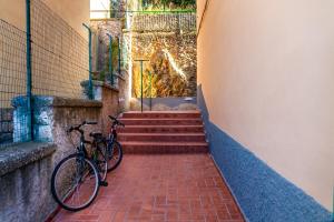 een fiets geparkeerd op een stenen loopbrug met trappen bij Appartamento Onda d'argento in Porto Santo Stefano