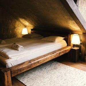 - un lit en bois avec deux lampes dans l'établissement Excalibur miniHotel, à Eger