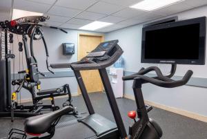 Gimnàs o zona de fitness de Super 8 by Wyndham Edmonton International Airport