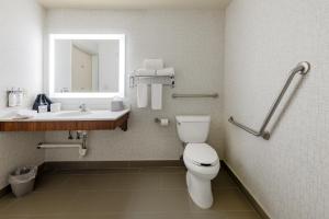 y baño con aseo, lavabo y espejo. en Holiday Inn Express Hotel & Suites-Edmonton South, an IHG Hotel, en Edmonton