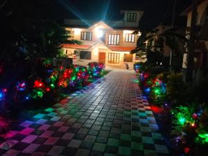 een oprit bedekt met kerstverlichting 's nachts bij Devi Kripa Residency in Varkala