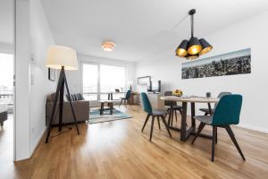 - une salle à manger et un salon avec une table et des chaises dans l'établissement Livingroom Bad Homburg Boardinghouse, à Bad Homburg vor der Höhe