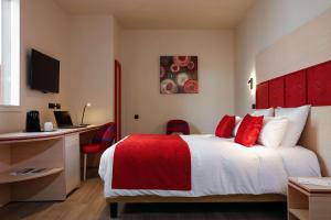 Voodi või voodid majutusasutuse Best Western Plus Hôtel Escapade Senlis toas