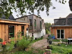 una casa con giardino di fronte di Apartments Sonne am Sund a Stralsund