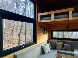 Khu vực ghế ngồi tại POP Tiny House Mátra