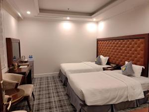 um quarto de hotel com duas camas e um espelho em THE SHINE HOTEL em Haiphong