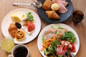 een tafel met drie borden eten erop bij SK HOTEL Kobe Ekimae in Kobe