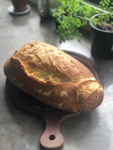 una pagnotta di pane seduta su un cucchiaio di legno di La Nube - San Lorenzo a San Lorenzo