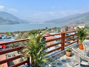 balkon z widokiem na wodę w obiekcie Pokhara Alpine and Springs w mieście Pokhara