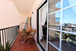 een balkon met een tafel en een stoel erop bij B95 - Casa Melo Apartment in Praia da Luz in Luz