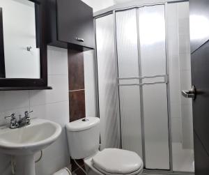 a bathroom with a toilet and a sink and a shower at EXCELENTE CONJUNTO, UBICACION PRIVILEGIADA, in Armenia