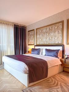 Cama ou camas em um quarto em Tirana International Hotel & Conference Center