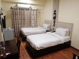 Кровать или кровати в номере Shelton Hotel Lahore