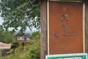 un signe avec un cœur peint sur le côté d'un mur dans l'établissement Bio-Bauernhof Haunschmid, à Ardagger Markt