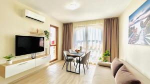 Attractive Family Apartment in Sunny Beach Cascadas Family Resort電視和／或娛樂中心