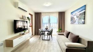 Attractive Family Apartment in Sunny Beach Cascadas Family Resort電視和／或娛樂中心