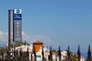 un panneau indiquant l'hôtel au-dessus d'un bâtiment dans l'établissement Best Western Hotel Santa Caterina, à Acireale